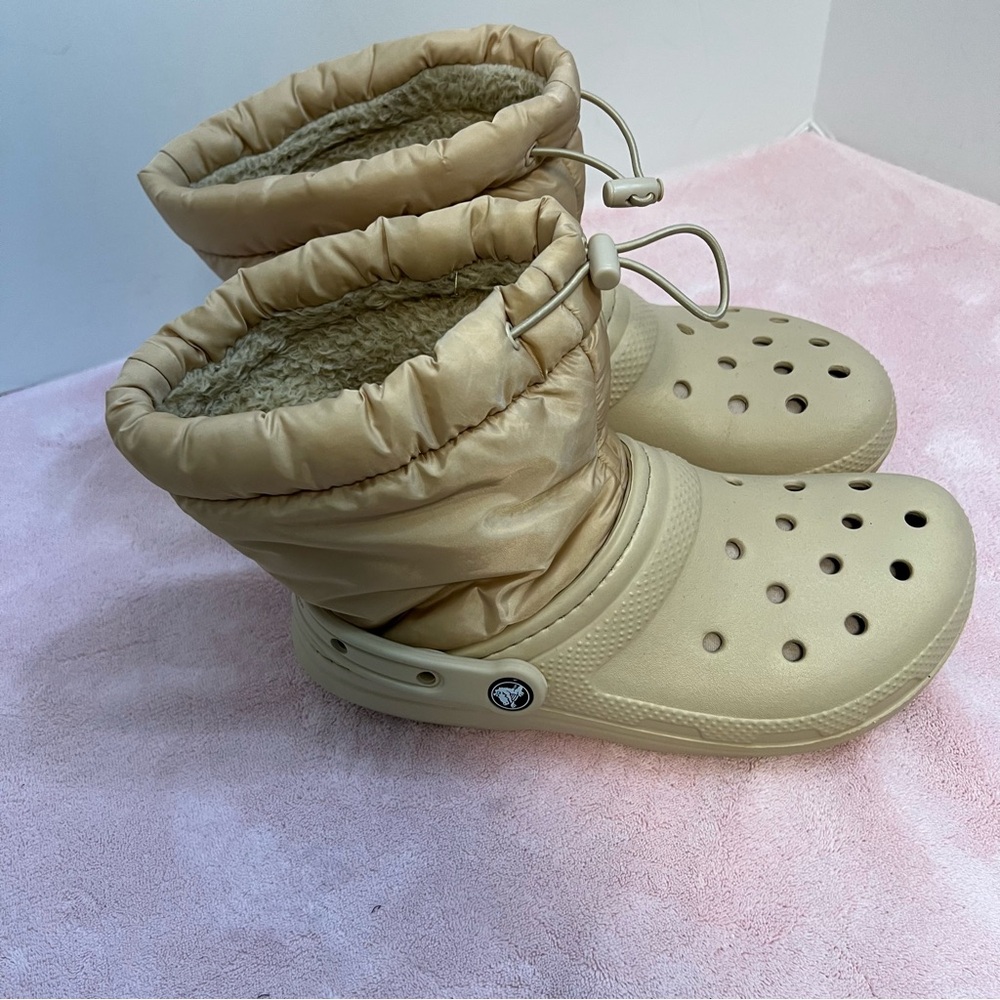 Crocs Tan Sherpa Lined Top Closure Clog Sz W7